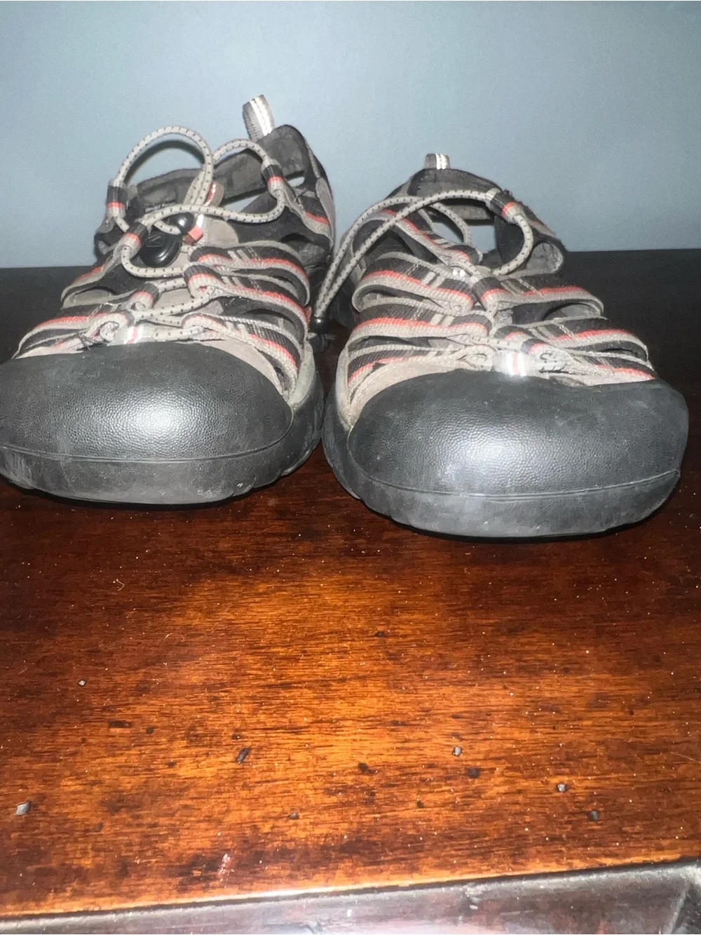 Men’s Closed-Toe Outdoor water shoes Sandals in Gray with Red Accents